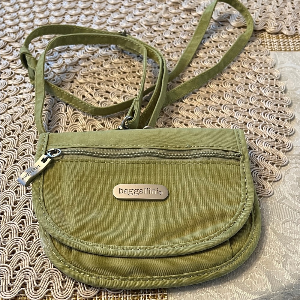 Baggallini Light Olive Crossbody Bag in EUC